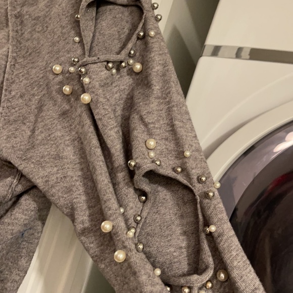 Elan gray medium cut out shoulder arm with pearls sweater - Picture 2 of 5